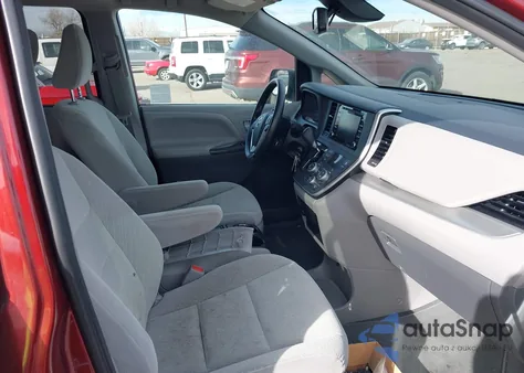 2020 Toyota Sienna Le z USA, uszkodzony, nr VIN 5TDKZ3DC3LS041941